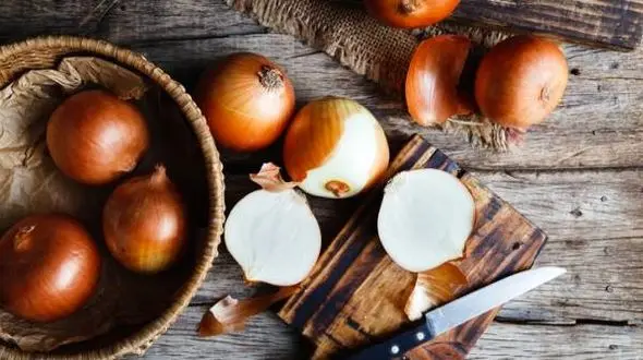 راه های فوری برای از بین بردن بوی پیاز از دست