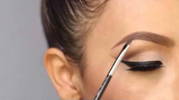 فوت و فن های خانگی رنگ کردن ابرو /با کمترین هزینه آرایشگر خودتان باشید