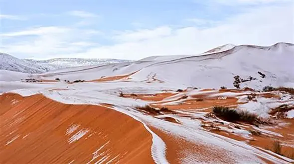 فیلم باورنکردنی از طوفان تگرگ در بیابان‌های عربستان سعودی  