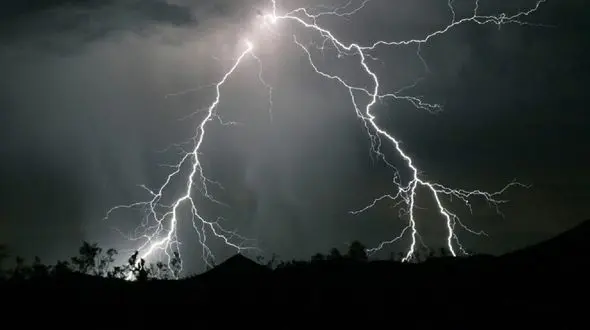 اصابت هولناک صاعقه به یک خودرو در اتوبان + عکس