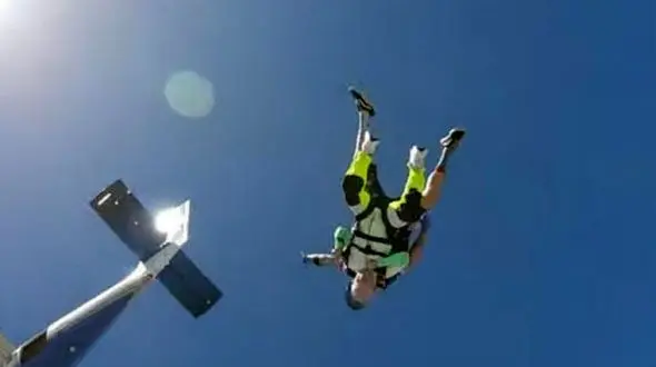 ثبت رکورد گینس مرد ۱۰۳ ساله با پرواز در آسمان! + فیلم