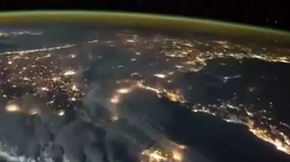 فیلم لحظه رعد و برق از نمای بیرونی کره زمین + فیلم