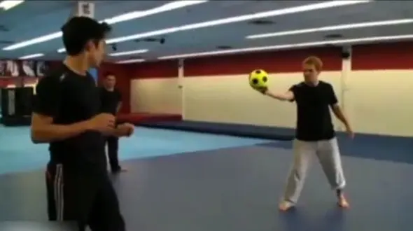 اجرای حرکت رزمی غافلگیرکننده با توپ! + فیلم