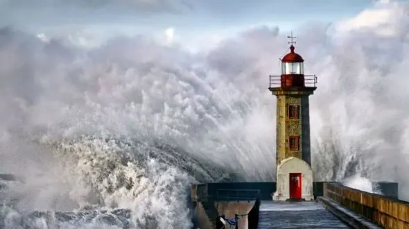 فانوس دریایی در محاصره موج ها