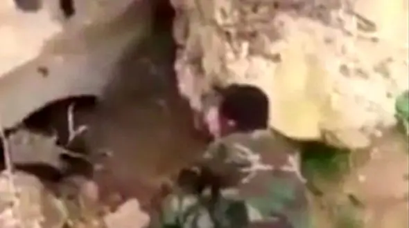 بیرون کشیدن یک داعشی ترسو از مخفی گاه ، توسط نیروهای عراقی + فیلم