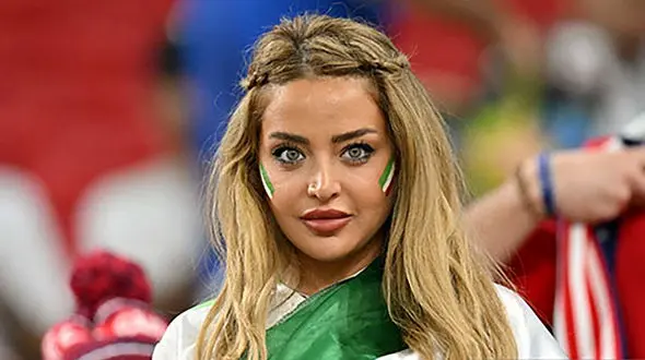 سانسور این خانم تماشاگران خاص ایرانی در تلویزیون !  + عکس های غم و اندوه دختر و پسر در استادیوم بعد باخت ایران !