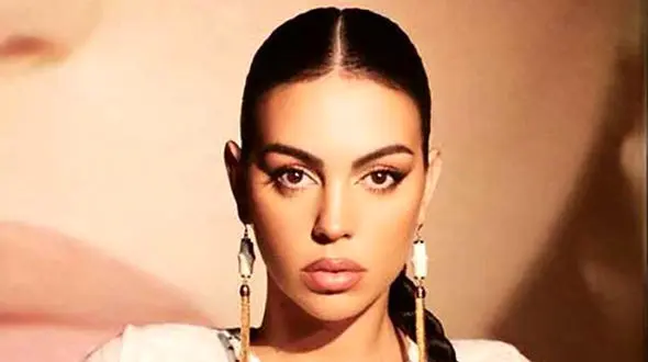 عکس عجیب جورجینا با حوله حمام در یک وان پر از الماس ! 