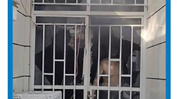 عملیات پلیس مشهد با کلاه آتش نشانی برای بازداشت متهم در میان آتش و دود + عکس ها