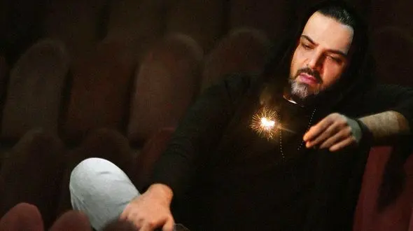 دکوراسیون دلنشین و دهه شصتی حیاط خانه احسان علیخانی+عکس/ حوض آبی رنگ وسط حیاط با دو صندلی مخصوص آقای مجری و مادرش