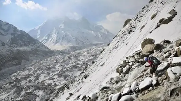 وحشت کوهنوردان از ریزش بهمن در هیمالیا / 4 تن دفن شدند