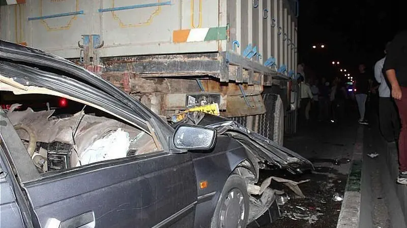 تصادف پژو با کامیون
