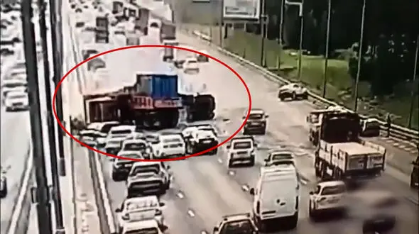 فیلم / لاستیک  فراری فاجعه آفرید/ تصادف زنجیره ای در بزرگراه 38 کیلومتری مسکو