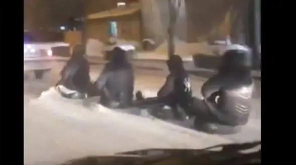 ببینید / تفریح و تیوب‌ سواری چند جوان اردبیلی در خیابان برفی + فیلم حیرت آور