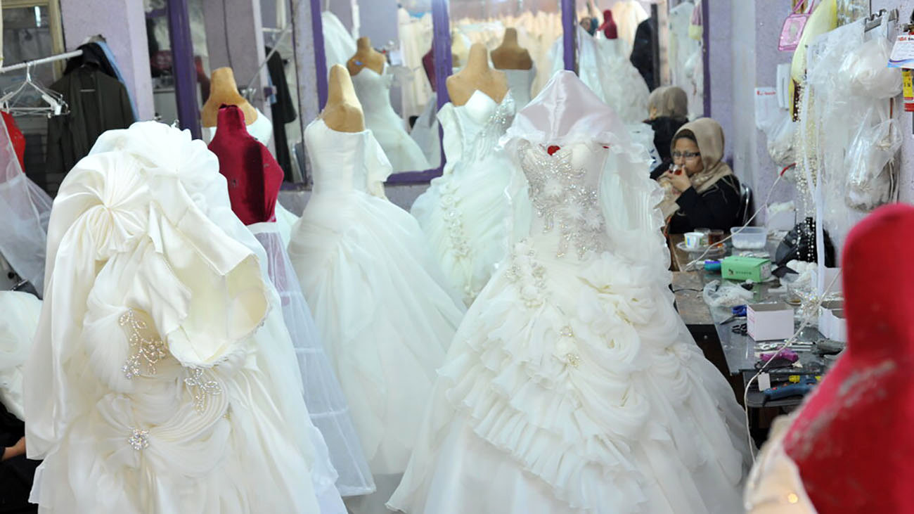 عروس‌های انگلیسی مشتری بازار نازی آباد تهران ! /  گرانترین لباس عروس چند ؟!