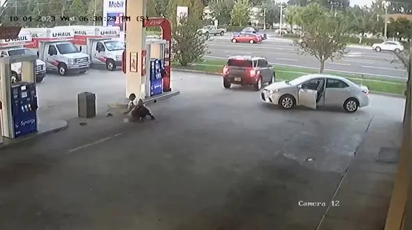 ببینید / سرقت خودرو در روز روشن در مقابل چشمان راننده