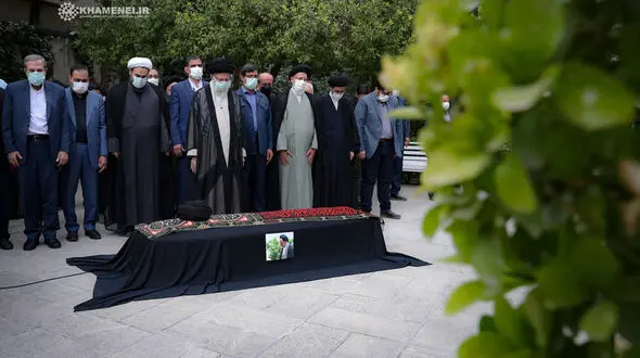 اقامه نمازمیت بر پیکر مرحوم حجت‌الاسلام سیّد محمود دعایی توسط مقام معظم رهبری+ فیلم