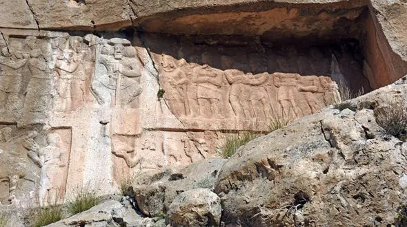 ایجاد ترک عمیق بر نقش برجسته بهرام دوم  + فیلم