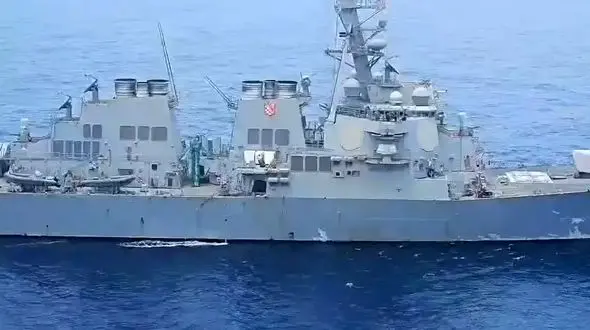 فیلم تقابل پرتنش و نفس‌گیر ایران و آمریکا در خلیج فارس /  وقتی ناوشکن آمریکایی در برابر پدافند ایران کم آورد 