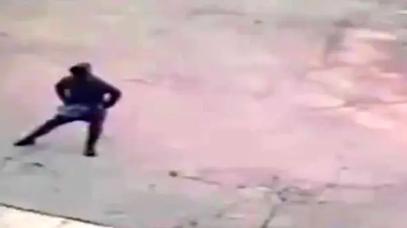 ببینید! / نرمش کردن دزد مسلح قبل از سرقت  +فیلم