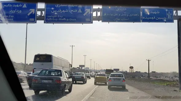 همکاری بی‌نظیر رانندگان در بزرگراه برای نجات یک راننده دیگر