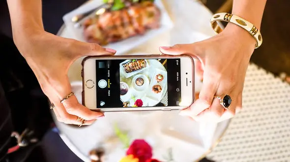 طلاق بخاطر سلفی عروس از غذا در رستوران !