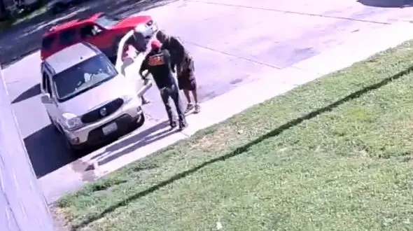 پیرمرد زنی را از دست مرد کثیف نجات داد + فیلم