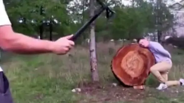 مرد جوان یک تبر را به سمت صورت دوستش پرتاب کرد + فیلم دلهره آور