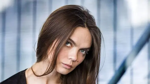 خودکشی دختر زیبایی که همیشه نصف لباس نداشت!  + عکس