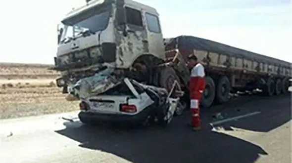 عکس / پراید زیر چرخ های کامیون له شد