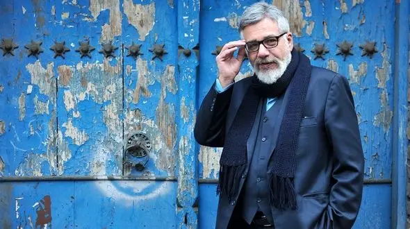 شاهد باند بازی وحشتناک و ورود آدم های نامحرم به تلویزیون هستیم / در برخی کارها رسما نقش می فروشند!