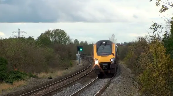 لحظه برخورد خونین پرنده نگونبخت با قطار + فیلم