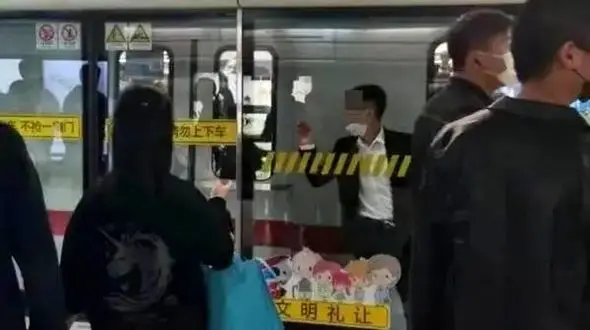 گرفتار شدن عجیب مسافر بین حفاظ سکو و واگن مترو + فیلم