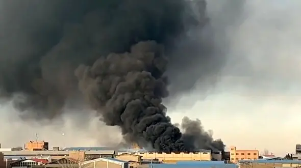 عملیات نفس‌گیر آتش‌نشانان در تبریز / کارخانه تولید ظروف یک‌بارمصرف طعمه حریق شد + فیلم