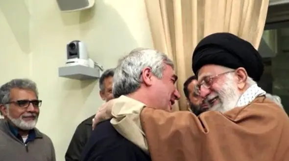 فیلم شوخی‌های جالب رهبری انقلاب با بازیگران  /  از خوش و بش تُرکی با کارگردان مارمولک تا طاغوتی گفتن به مهدی فخیم‌زاده  !