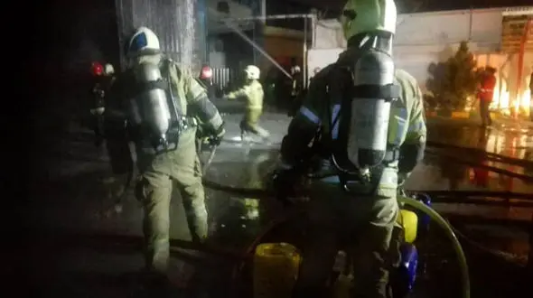 مهار آتش‌سوزی و نشت گاز در شرکت تولید مواد شیمیایی قطب صنعتی شهرقدس