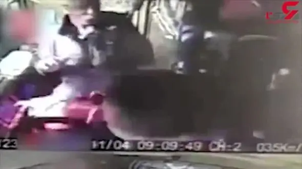 اقدام جنون آمیز مسافر در داخل اتوبوس! + فیلم 