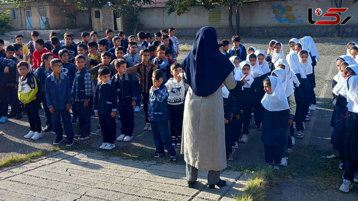 اشک های دانش‌آموزان بدرقه خانم معلم مهربان در روز بازنشستگی