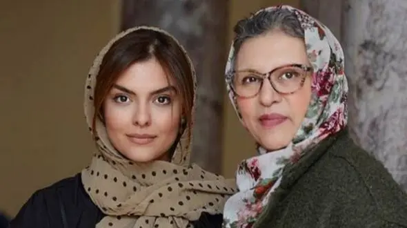 عکس ها /  تصویری عاشقانه از رویا تیموریان و دخترش دنیا مدنى بازیگر نقش فرناز سریال رهایم نکن در سن ۶۵سالگی 