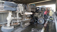  2 عکس وحشتناک از واژگونی کامیون حمل نفت / راننده تهرانی در یک قدمی مرگ بود