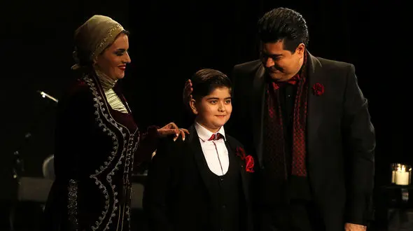 آقای خواننده  با زن و بچه اش روی صحنه رفت + فیلم