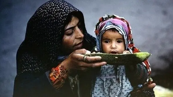 جانسوزترین دختر فقیر جهان / هر روز گاو می شود تا به مردم سواری می دهد + عکس 