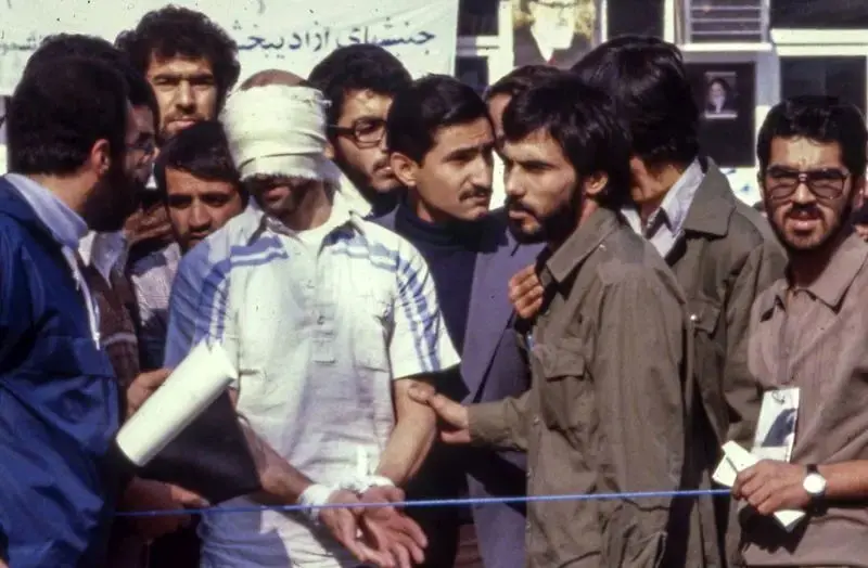 تقی محمدی دست گروگان را گرفته است - دانشجویان پیرو خط امام در جریان اشغال سفارت آمریکا در 13 آبان 1358