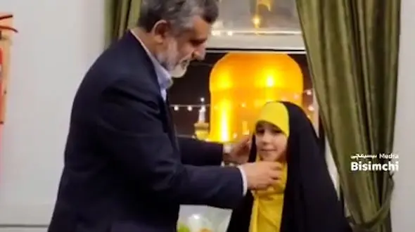 فیلم / وقتی گشت ارشاد به دختر شهید سردار حاجی‌زاده که همراه پدرش بود گیر داد ! / هر چه اصرار کردند پلیس نپذیرفت !