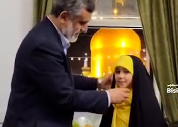 فیلم / وقتی گشت ارشاد به دختر شهید سردار حاجی‌زاده که همراه پدرش بود گیر داد ! / هر چه اصرار کردند پلیس نپذیرفت !