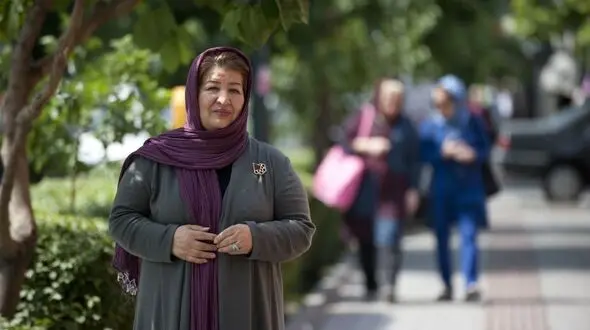 پوران درخشنده : چرا بین دختران و پسران دیوار می کشید؟ 