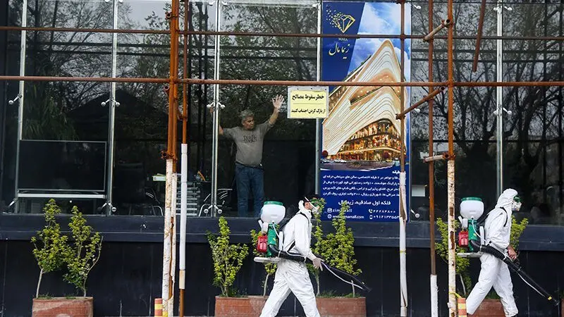  حضور ۵۰ آتش‌نشان برای ضدعفونی کردن معابر با استفاده از دستگاه 