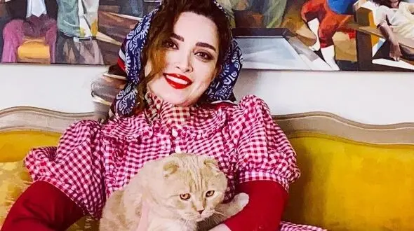 نگاهی به چیدمان خانه شاهانه و مجلل «بهنوش طباطبایی» بازیگر سریال سووشون/ از مبلمان مدرن و دکوری‌های هنری و قدیمی تا بالکن چشم‌نواز و پت خونگی
