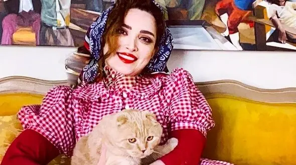 نگاهی به چیدمان خانه شاهانه و مجلل «بهنوش طباطبایی» بازیگر سریال سووشون/ از مبلمان مدرن و دکوری‌های هنری و قدیمی تا بالکن چشم‌نواز و پت خونگی