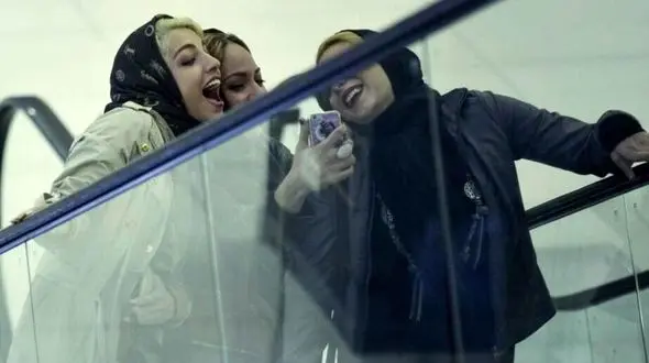 بلا تکلیفی فیلم جنجالی ارادتمند؛ نازنین، بهاره، تینا برای نمایش