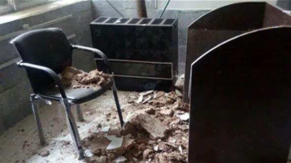 ریزش سقف کلاس درسی در یزد 